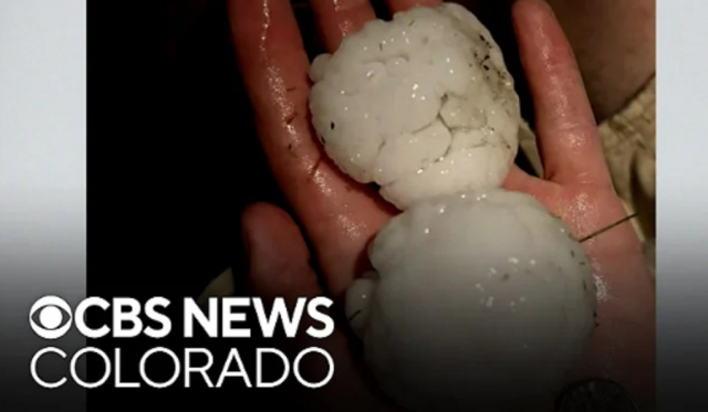 콜로라도주 유마 지역에 떨어진 야구공 크기만한 우박. CBS뉴스 캡처