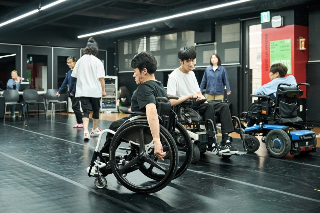 두산아트센터 스페이스111에서 올라가는 연극 ‘인정투쟁; 예술가 편’ 연습장면. 이 작품에는 장애인 배우 6명이 출연한다.           두산아트센터