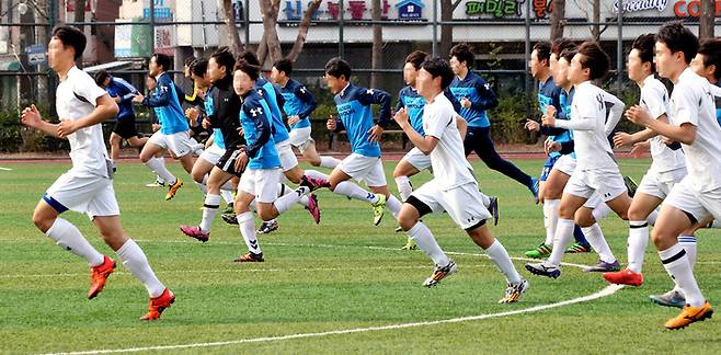 서울의 한 고등학교에서 축구부원들이 달리기 연습을 하고 있다. 본 기사와 직접 관련은 없음. [매경DB]