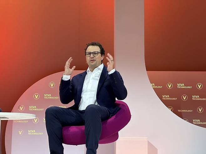 다리오 아모데이 앤스로픽 창업자(CEO)가 22일(현지시간) 프랑스 파리에서 열린 비바테크2024에서 발언하고 있다. 파리 황순민 기자