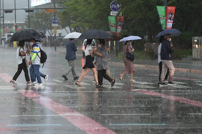 시민들이 우산을 쓴 채 오가고 있다. [매경DB]