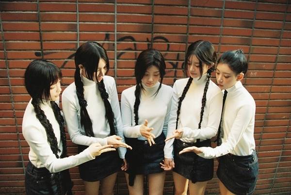 아일릿(ILLIT)의 ‘Magnetic’이 세계 최대 음원 스트리밍 플랫폼 스포티파이에서 2억 스트리밍을 돌파했다.  / 사진 = 빌리프랩