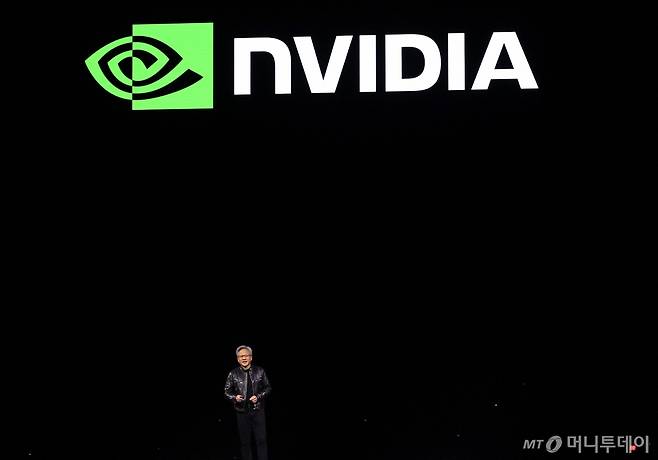 (새너제이 AFP=뉴스1) 박형기 기자 = 엔비디아 CEO 젠슨 황이 18일 미국 캘리포니아 새너제이 SAP센터에서 열린 엔비디아 개발자 콘퍼런스 ‘GTC 2024′ 기조연설 무대에 등장하고 있다. 엔비디아 로고가 압독적이다. 2024.03.18  ⓒ AFP=뉴스1  Copyright (C) 뉴스1. All rights reserved. 무단 전재 및 재배포,  AI학습 이용 금지. /사진=(새너제이 AFP=뉴스1) 박형기 기자