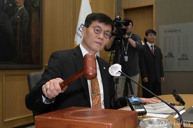 이창용 한국은행 총재가 23일 서울 중구 한국은행에서 열린 금융통화위원회에서 의사봉을 두드리고 있다.  /사진=뉴시스