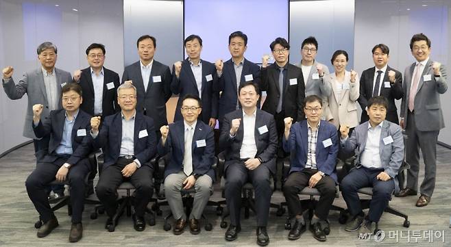 왼쪽부터 박종형 테크로스워터앤에너지 상무, 한웅희 기보스틸 이사, 이호준 한국중견기업연합회 상근부회장, 박재항 KPX케미칼 상무, 이승재 인탑스 상무, 이준용 신성이엔지 전무와 중견기업 CFO 포럼 참석자들./사진제공=한국중견기업연합회.