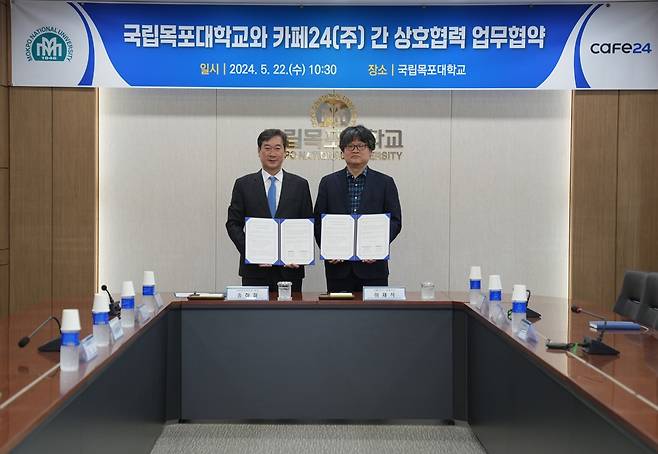 업무협약을 체결한 이재석 카페24 대표(오른쪽)와 송하철 국립목포대학교 총장. /사진제공=카페24