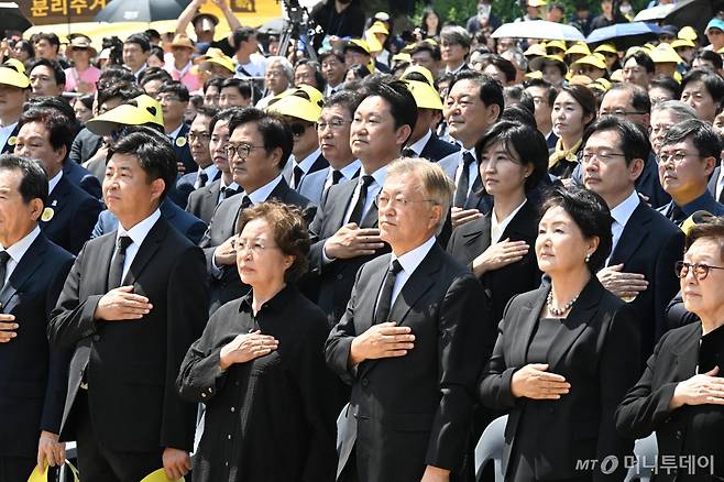 [김해=뉴시스] 차용현 기자 = 23일 오후 경남 김해 봉하마을에서 열린 고(故) 노무현 전 대통령 서거 15주기 추도식에서 권양숙 여사, 문재인 전 대통령, 김정숙 여사, 김경수 전 경남도지사 등 참석자들이 국기에 경례하고 있다. (공동취재) 2024.05.23. photo@newsis.com /사진=류현주