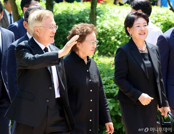 [김해=뉴시스] 차용현 기자 = 문재인 전 대통령과 김정숙 여사, 권양숙 여사가 23일 오후 경남 김해시 봉하마을에서 열린 고 노무현 전 대통령 서거 15주기 추도식에 참석하고 있다. (공동취재) 2024.05.23. photo@newsis.com /사진=