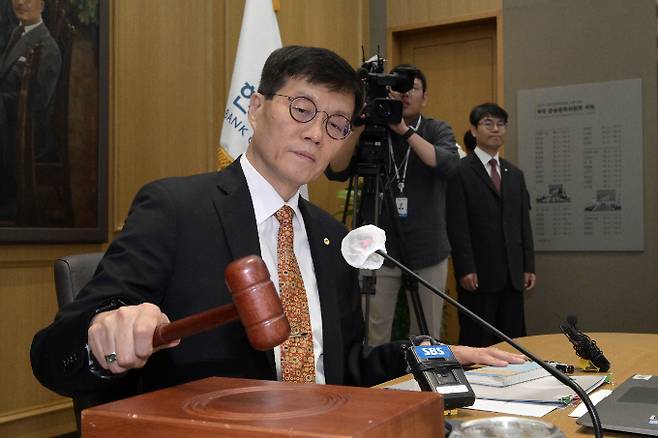 이창용 한국은행 총재가 23일 서울 중구 한국은행에서 열린 금융통화위원회에서 의사봉을 두드리고 있다./사진=뉴스1