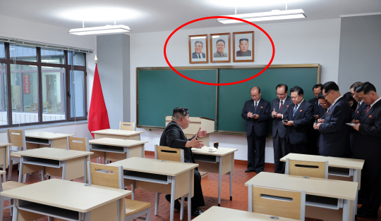 북한 김정은, 완공된 당 중앙간부학교 방문<YONHAP NO-2022> 김정은 북한 국무위원장이 지난 21일 금수산지구 노동당 중앙간부학교를 방문한 장소에서 세 개의 초상화가 걸려 있는 것이 확인됐다. 조선중앙통신 연합뉴스