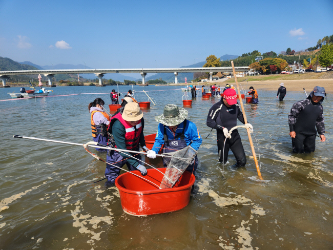 여행가는 달 기간 중에 경남 하동 섬진강에서는 전통방식으로 재첩을 잡는 체험 프로그램을 진행한다.