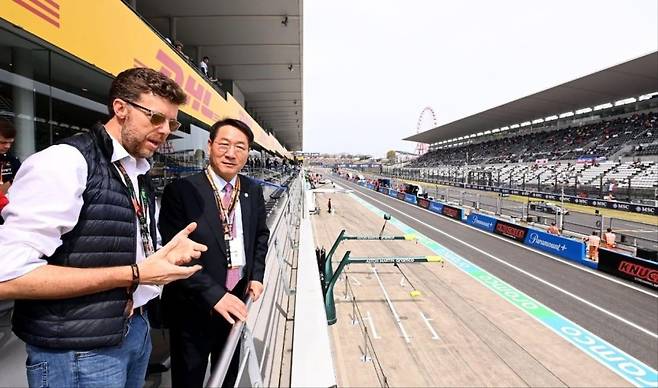 유정복 인천시장이 지난달 7일 F1 스즈카 그랑프리가 열리는 일본 스즈카 서킷을 찾아 경주장 시설을 둘러보는 모습. 〈인천시 제공〉