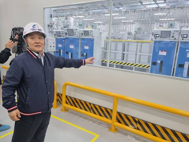 포이스 봉경환 대표이사가 22일 경기도 안산시 단원구 반월단지 내 자사 공장에서 올해 1월 새롭게 구축한 '자동화물류시스템'을 설명하고 있다. 모두 5억5000만원이 투자된 이 시스템은 고용노동부의 '대·중소기업 안전보건 상생협력사업'을 통해 SK하이닉스와 정부의 도움으로 설치됐다. 봉 대표는 "시스템을 설치 전 사람이 직접 고소 작업대를 활용해 3m 높이에서 30~40㎏에 달하는 자재를 옮기다 보니 재해 발생 가능성이 높았지만, 지금은 안전해졌다"고 설명했다. [사진=김용훈 기자]