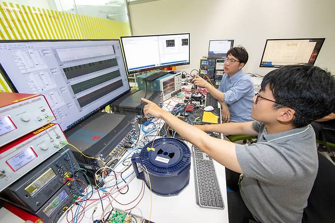 KT 연구원이 서울 서초구 KT연구개발센터에서 고속 양자 암호 키 분배 장비의 성능을 테스트하고 있다. [KT 제공]