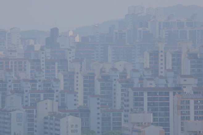 국토교통부는 22일 1기 신도시(분당·일산·평촌·산본·중동) 선도지구 선정 계획을 발표했다. 1기 신도시 선도지구 기준 물량은 분당 8000가구, 일산 6000가구, 평촌·중동·산본 각 4000가구 등 총 2만6000가구로 정해졌다. 각 지자체가 여건에 따라 기준 물량의 50%를 넘지 않는 선에서 1∼2개 구역을 추가로 선정할 수 있다. 1기 신도시 각 지자체는 다음 달 25일 선정 기준을 담은 공모 지침을 공고하고, 선도지구 공모를 시작한다. 사진은 이날 경기도 고양시 일산 일대의 모습. [연합]