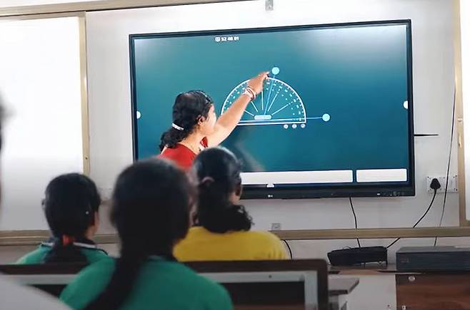 인도 오디샤주 소재 럭세와르(Laksheswar) 공립 고등학교에서 LG 전자칠판을 활용해 수업을 진행하고 있는 모습. [LG전자 제공]