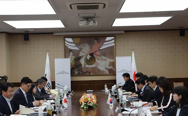 고광효 관세청장(왼쪽아래 두번째)은 지난 22일 도쿄에서 에지마 카즈히코 일본 재무성 관세국장과 ‘제33차 한-일 관세청장회의’를 개최했다.