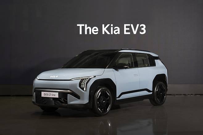기아가 23일 콤팩트 전기 SUV EV3를 출시하면서, '전동화 대중화' 원년을 선언했다. 사진은 기아 EV3 GT-Line. [기아 제공]