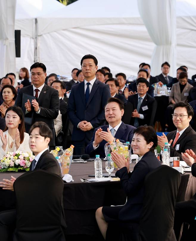 윤석열 대통령이 23일 서울 용산 대통령실 잔디마당에서 열린 '2024 대한민국 중소기업인대회'에서 참석자들과 영상을 시청한 뒤 박수를 치고 있다. [연합]