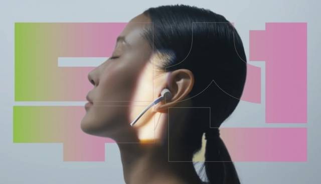 삼성이 에어팟의 ‘콩나물 줄기’를 조롱하며 만들었던 광고.