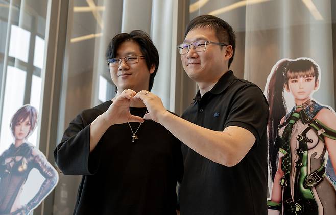 콘솔 액션 어드벤처 게임 ‘스텔라 블레이드’를 만든 김형태 시프트업 대표(왼쪽)와 이동기 테크니컬 디렉터가 26일 서울 서울 여의도 IFC에서 진행된 공동 인터뷰가 끝나고 기념촬영을 하고 있다. [연합]