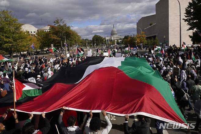 [워싱턴=AP/뉴시스]프랑스는 22일(현지시각) 팔레스타인 국가를 인정하는 것이 "금기"가 아니라고 밝혔지만 지금이 그렇게 할 적절한 시기가 아니라고 생각한다고 밝혔다. 지난해 10월21일(현지시간) 미국 워싱턴DC에서 팔레스타인 지지 시위 모습. 2024.05.22.
