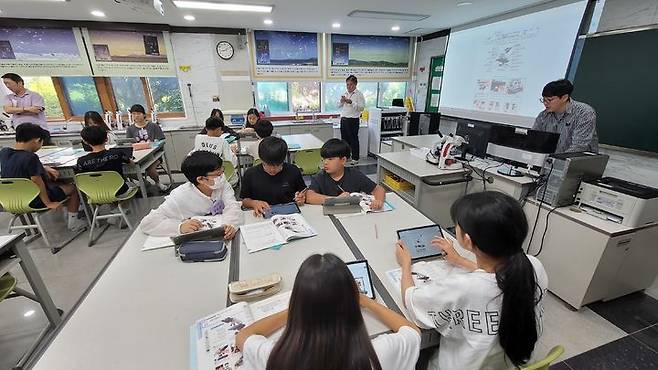[과천=뉴시스] 박종대 기자 = 23일 오후 경기 과천시 청계초등학교 1층 과학실에서 6햑년 1반 학생들이 '식물의 구조와 기능'을 주제로 다룬 교육과정에서 제시하는 현미경을 활용한 세포 관찰 수업에 참여하고 있다. 2024.05.23. pjd@newsis.com *재판매 및 DB 금지
