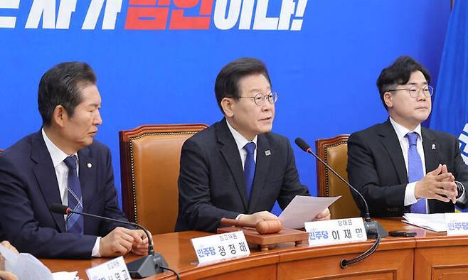 더불어민주당 이재명 대표가 22일 서울 국회에서 열린 최고위원회의에서 발언을 하고 있다. 이재문 기자