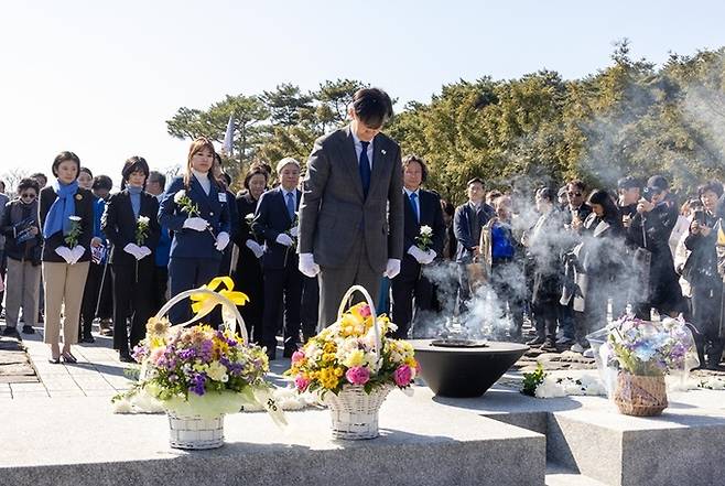 조국 조국혁신당 대표가 지난 3월10일 경남 김해 봉하마을 고 노무현 대통령 묘역을 찾아 참배하고 있다. 뉴시스