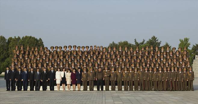 김정은 북한 국무위원장이 지난 22일 노동당 중앙간부학교 건설에 참여한 군인·설계인력, 준공식 기념 공연을 한 예술인들과 기념사진을 찍었다고 조선중앙통신이 23일 보도했다. 조선중앙통신 홈페이지 캡처