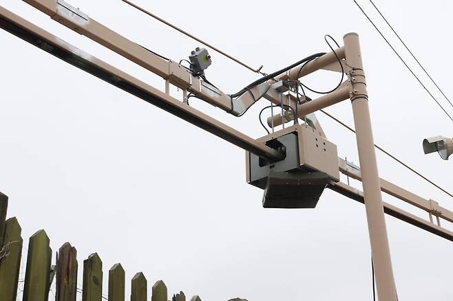 5사단 GOP에 설치된 이동식레일로봇카메라. 육군 제공