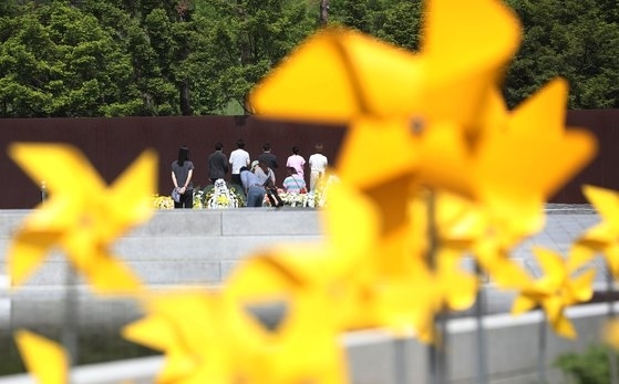 고(故) 노무현 전 대통령 서거 15주기 추도식을 하루 앞둔 22일 오후 경남 김해 봉하마을을 찾은 시민들이 노 전 대통령 묘역을 참배하고 있다. 뉴스1
