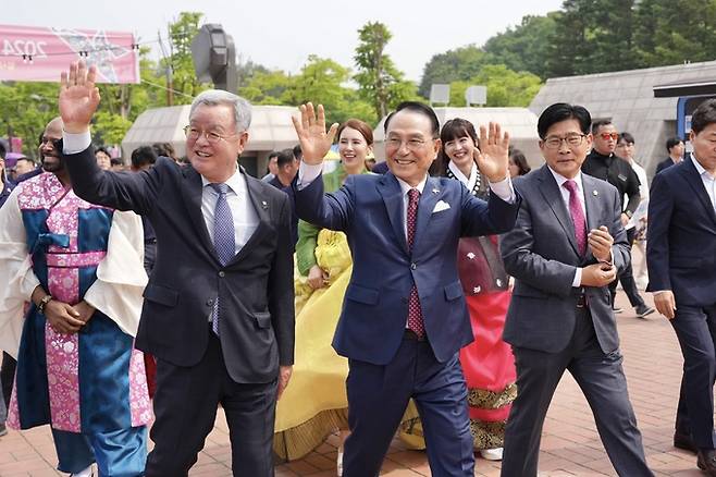 박상돈 천안시장(중앙), 정도희(오른쪽) 천안시의회의장이 박람회장을 순회하며 관람객들과 인사하고 있다.
