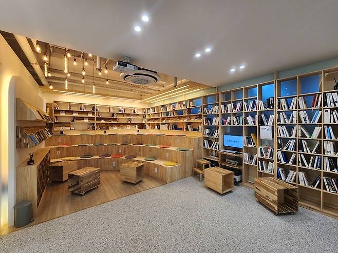 삼성희망디딤돌 대전센터 공용공간에 마련된 자립준비청년들을 위한 도서관 모습. 대전=이동수 기자