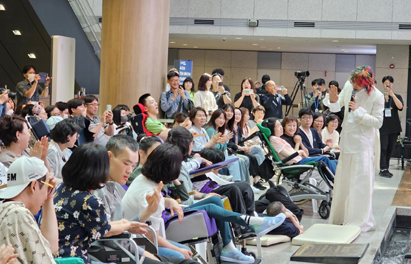22일 인천공항에서 열린 중증장애인을 위한 특별공연 ‘김장훈의 누워서보는 콘서트’에서 가수 김장훈(오른쪽)이 공연을 하고 있다.