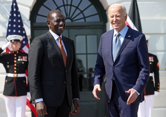 조 바이든 미국 대통령(오른쪽)이 22일(현지시간) 백악관에서 미국을 국빈으로 방문한 윌리엄 루토 케냐 대통령을 환영하고 있다. 로이터연합뉴스