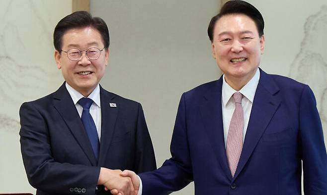 윤석열 대통령과 더불어민주당 이재명 대표가 4월 29일 서울 용산 대통령실 집무실에서 열린 영수회담에서 악수하고 있다. 대통령실 제공