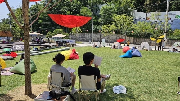 서울 광진구민들이 아차산어울림광장의 ‘광진 야외도서관’에서 책을 읽고 있다. 광진구 제공
