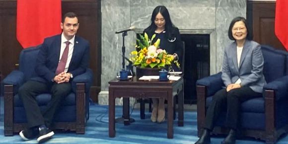 마이크 갤러거 전 의원이 지난 2월 대만을 방문해 차이잉원(오른쪽) 당시 총통을 만나고 있다. 서울신문 DB