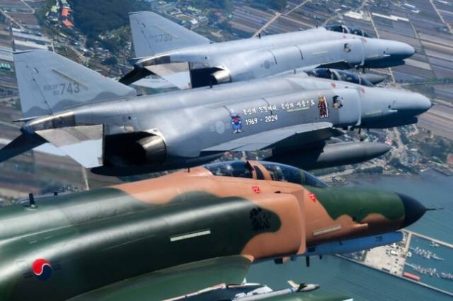 지난 5월 9일 퇴역을 앞두고 국토순례 비행에 나선 F-4 ‘팬텀’ 필승편대가 서해대교 상공을 지나가고 있다. 사진 제공=공군