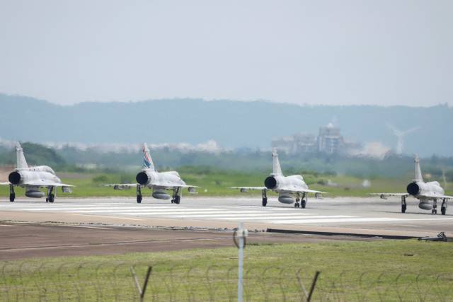 대만 공군 전투기가 23일 대만 신주에 위치한 신주공군기지에서 이륙을 준비하고 있다. 로이터연합