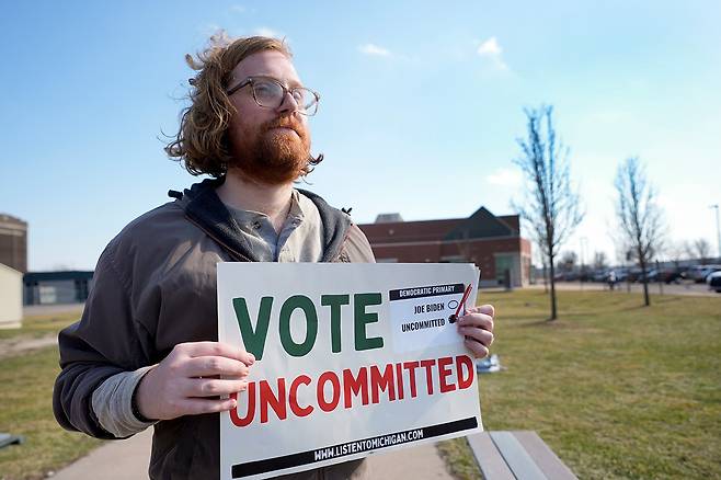 2월27일 미시간주 예비선거 투표소 앞에서 한 유권자가 ‘지지 후보 없음’이라고 적힌 종이를 들고 있다. ⓒAP Photo