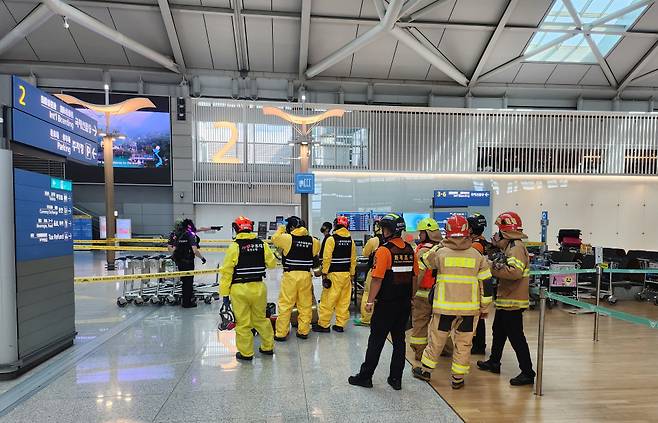 23일 오전 인천국제공항 1터미널에서 신경작용제로 의심되는 화학물질이 발견돼 소방대와 폭발물 처리반, 화생방 대응팀 등이 투입돼 확인 작업을 하고 있다. ⓒ연합뉴스