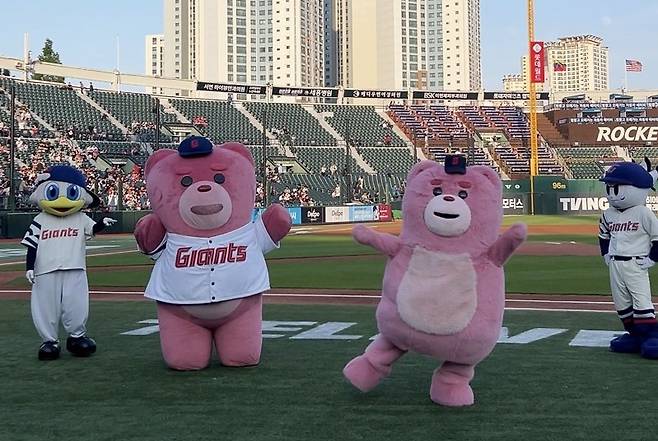 유통업을 기반으로 한 롯데의 야구 마케팅이 주목받고 있다. 시구를 위해 부산 사직구장을 찾은 롯데홈쇼핑의 자체 개발 캐릭터 ‘벨리곰’. 사진제공｜롯데 유통군