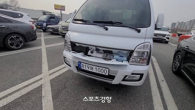 포터2 LPG 차량이 경유지인 경기 하남휴게소에 정차돼 있다. 슬림 후드를 개방하면 부동액 삽입, 워셔액 통을 확인할 수 있다 . 사진 | 손재철기자