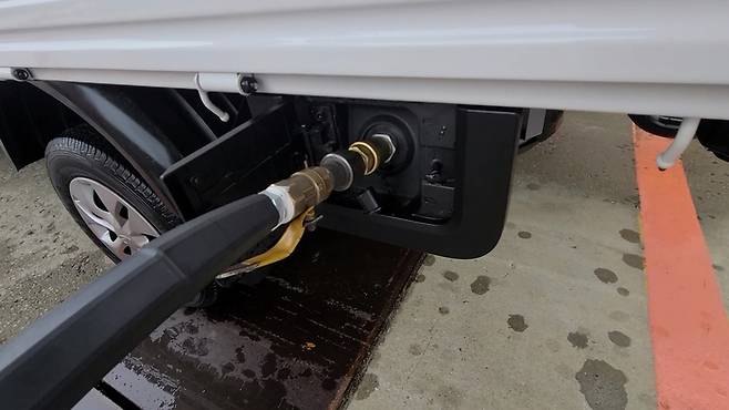 포터2 LPG. 모든 LPG 차량들은 LPG 전용 밸브와 커넥트가 이런 식으로 체결된다. 사진 | 손재철기자