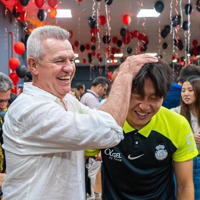 스페인 언론 마르카가 1일(한국시간) 마요르카 아기레 감독이 재계약이 미뤄지고 있으며 다른 선택지 중 하나로 대한민국 축구 국가대표팀 감독직이 거론됐다고 전했다.&nbsp;연합뉴스에 따르면, 대한축구협회는 30일 오후 수도권 모처에서 국가대표전력강화위원회(전력강화위) 회의를 열고 새 감독 후보군을 압축했다.  이달 초 정해성 전력강화위원장은 11명의 지도자(한국인 4명·외국인 7명)를 후보 선상에 올렸다고 밝힌 바 있다. 이후 정 위원장이 비대면, 대면으로 후보들과 접촉해 면담을 진행했다. 마요르카