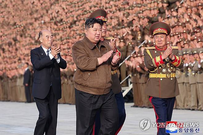 김정은, 당 중앙간부학교 공사에 참여한 군인·설계자·예술인들과 기념사진 (평양 조선중앙통신=연합뉴스) 김정은 북한 국무위원장이 지난 22일 노동당 중앙간부학교 건설에 참여한 군인·설계자들과 기념 공연을 한 예술인들과 기념사진을 찍었다고 조선중앙통신이 23일 보도했다. 2024.5.23 
    [국내에서만 사용가능. 재배포 금지. For Use Only in the Republic of Korea. No Redistribution] nkphoto@yna.co.kr