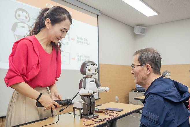 지난 21일 양천구 한 복지관에서 진행된 로봇 '리쿠'를 활용한 디지털 교육 [양천구 제공. 재판매 및 DB 금지]
