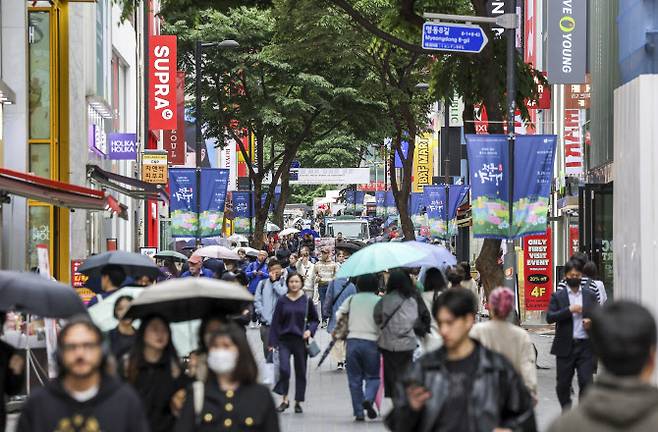 지난 7일 서울 중구 명동거리가 사람들로 북적이고 있다.(사진 = 뉴시스)
